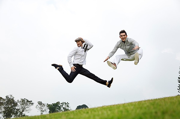 포토 JPG 주간 전신 서양인 외국인 나무 식물 백인 구름 해외기획촬영 모자 남자 2013년태국 포즈 장난 모션 골프장 태국 놀이 하늘 웃음 사람 잔디 20대 성인 야외 두명 캐주얼 친구 달리기 점프 우정 자유 성인남자만 청년만 청년남자만 국내포토 자연요소 잡화 옷 아시아 컨셉 골프 스포츠시설 관계 표정 인종 청년 남자만 성인만 파일형식