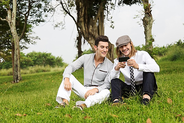 포토 JPG 주간 전신 서양인 외국인 나무 식물 백인 해외기획촬영 모자 응시 남자 2013년태국 골프장 태국 휴식 웃음 들기 사람 앉기 잔디 20대 성인 야외 두명 앞모습 캐주얼 친구 스마트폰 우정 웹서핑 성인남자만 청년만 청년남자만 국내포토 자연요소 시선 잡화 옷 아시아 뷰포인트 컨셉 골프 스포츠시설 관계 모션 표정 인종 청년 핸드폰 스마트기기 남자만 성인만 파일형식