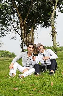 포토 JPG 주간 전신 서양인 외국인 나무 식물 백인 해외기획촬영 모자 응시 남자 2013년태국 골프장 태국 휴식 웃음 들기 사람 앉기 잔디 20대 성인 야외 두명 앞모습 캐주얼 친구 스마트폰 우정 웹서핑 성인남자만 청년만 청년남자만 국내포토 자연요소 시선 잡화 옷 아시아 뷰포인트 컨셉 골프 스포츠시설 관계 모션 표정 인종 청년 핸드폰 스마트기기 남자만 성인만 파일형식