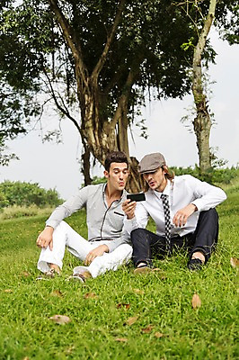 포토 JPG 주간 전신 서양인 외국인 나무 식물 백인 해외기획촬영 모자 응시 남자 2013년태국 골프장 태국 휴식 들기 사람 앉기 잔디 20대 성인 야외 두명 앞모습 캐주얼 친구 스마트폰 우정 웹서핑 성인남자만 청년만 청년남자만 국내포토 자연요소 시선 잡화 옷 아시아 뷰포인트 컨셉 골프 스포츠시설 관계 모션 인종 청년 핸드폰 스마트기기 남자만 성인만 파일형식