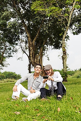 포토 JPG 주간 전신 서양인 외국인 나무 식물 백인 해외기획촬영 모자 응시 남자 2013년태국 골프장 태국 휴식 들기 사람 앉기 잔디 20대 성인 야외 두명 앞모습 캐주얼 친구 스마트폰 우정 웹서핑 성인남자만 청년만 청년남자만 국내포토 자연요소 시선 잡화 옷 아시아 뷰포인트 컨셉 골프 스포츠시설 관계 모션 인종 청년 핸드폰 스마트기기 남자만 성인만 파일형식