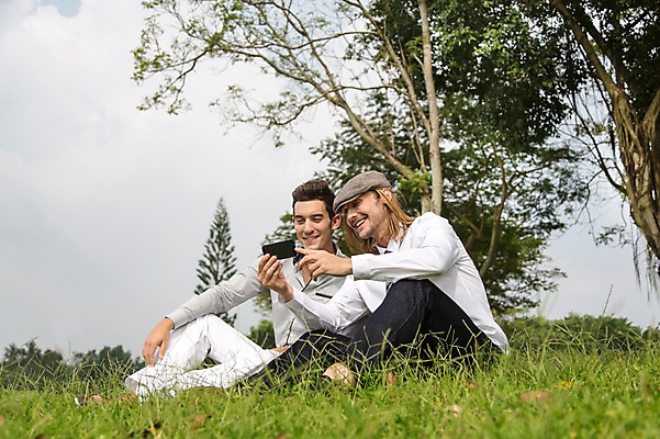 포토 JPG 주간 전신 서양인 외국인 나무 식물 백인 해외기획촬영 모자 응시 남자 2013년태국 골프장 태국 휴식 들기 사람 앉기 잔디 20대 성인 야외 두명 캐주얼 친구 스마트폰 우정 웹서핑 성인남자만 청년만 청년남자만 국내포토 자연요소 시선 잡화 옷 아시아 컨셉 골프 스포츠시설 관계 모션 인종 청년 핸드폰 스마트기기 남자만 성인만 파일형식