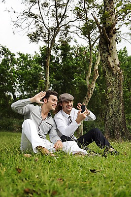 포토 JPG 주간 전신 서양인 외국인 나무 식물 백인 해외기획촬영 모자 응시 남자 2013년태국 골프장 태국 휴식 들기 사람 앉기 잔디 20대 성인 야외 두명 캐주얼 친구 스마트폰 우정 인사 손인사 통화 영상통화 성인남자만 청년만 청년남자만 국내포토 자연요소 시선 잡화 옷 아시아 컨셉 골프 스포츠시설 관계 모션 인종 청년 핸드폰 스마트기기 예절 남자만 성인만 파일형식