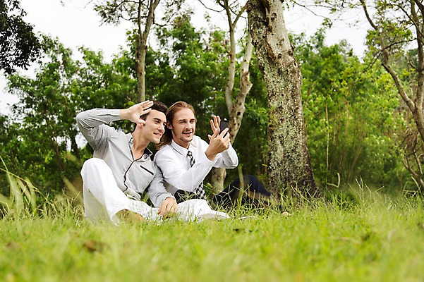 포토 JPG 주간 서양인 외국인 나무 식물 백인 해외기획촬영 응시 남자 2013년태국 골프장 태국 휴식 들기 사람 앉기 잔디 20대 성인 야외 두명 아웃포커스 캐주얼 친구 스마트폰 우정 인사 손인사 통화 영상통화 성인남자만 청년만 청년남자만 국내포토 자연요소 시선 옷 아시아 컨셉 골프 스포츠시설 관계 모션 촬영기법 인종 청년 핸드폰 스마트기기 예절 남자만 성인만 파일형식