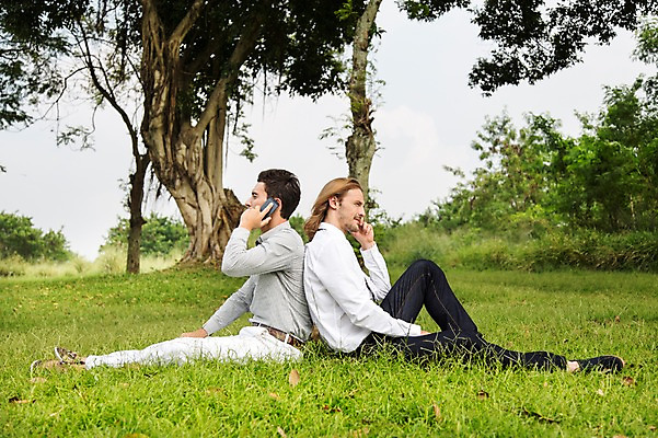 포토 JPG 주간 전신 서양인 외국인 나무 식물 백인 해외기획촬영 남자 2013년태국 골프장 태국 휴식 사람 앉기 잔디 20대 성인 야외 두명 옆모습 캐주얼 친구 스마트폰 우정 등맞대기 통화 성인남자만 청년만 청년남자만 국내포토 자연요소 옷 아시아 뷰포인트 컨셉 골프 스포츠시설 관계 모션 인종 청년 핸드폰 스마트기기 남자만 성인만 파일형식