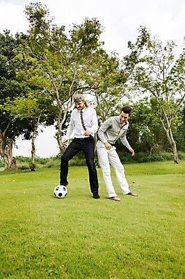 포토 JPG 주간 전신 서양인 외국인 나무 식물 백인 해외기획촬영 모자 남자 스포츠 2013년태국 축구공 공 골프장 태국 서기 웃음 사람 잔디 20대 성인 야외 두명 앞모습 캐주얼 친구 운동 축구 우정 드리블 성인남자만 청년만 청년남자만 국내포토 자연요소 잡화 옷 아시아 뷰포인트 골프 축구용품 스포츠시설 관계 모션 표정 건강 인종 청년 구기 남자만 성인만 파일형식