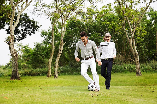 포토 JPG 주간 전신 서양인 외국인 나무 식물 백인 해외기획촬영 모자 남자 스포츠 2013년태국 축구공 공 골프장 태국 서기 웃음 사람 잔디 20대 성인 야외 두명 앞모습 캐주얼 친구 운동 축구 우정 드리블 성인남자만 청년만 청년남자만 국내포토 자연요소 잡화 옷 아시아 뷰포인트 골프 축구용품 스포츠시설 관계 모션 표정 건강 인종 청년 구기 남자만 성인만 파일형식