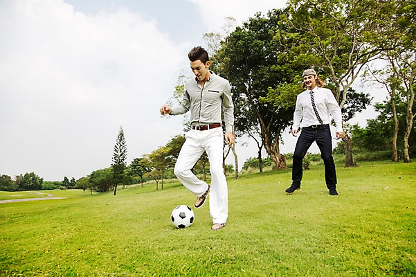 포토 JPG 주간 전신 서양인 외국인 나무 식물 백인 구름 해외기획촬영 모자 남자 스포츠 2013년태국 축구공 공 골프장 태국 하늘 서기 웃음 사람 잔디 20대 성인 야외 두명 앞모습 캐주얼 친구 운동 축구 우정 성인남자만 청년만 청년남자만 국내포토 자연요소 잡화 옷 아시아 뷰포인트 골프 축구용품 스포츠시설 관계 모션 표정 건강 인종 청년 구기 남자만 성인만 파일형식