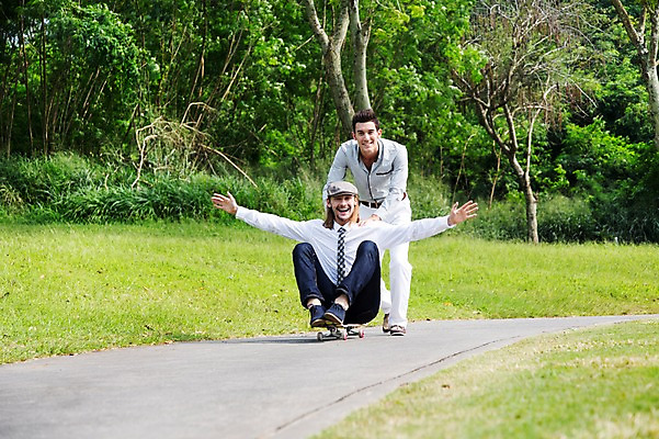 포토 JPG 주간 전신 서양인 외국인 나무 식물 백인 해외기획촬영 모자 남자 길 2013년태국 골프장 태국 팔벌리기 서기 웃음 사람 앉기 잔디 20대 성인 야외 두명 앞모습 캐주얼 친구 우정 스케이트보드 보드 밀기 승차 성인남자만 청년만 청년남자만 국내포토 자연요소 잡화 옷 아시아 스포츠 뷰포인트 골프 스포츠시설 관계 모션 표정 인종 청년 보드_스포츠 남자만 성인만 파일형식