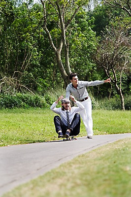 포토 JPG 주간 전신 서양인 외국인 나무 식물 백인 해외기획촬영 모자 응시 남자 길 2013년태국 골프장 태국 서기 웃음 사람 앉기 잔디 20대 성인 야외 두명 앞모습 캐주얼 친구 우정 가리킴 스케이트보드 보드 밀기 승차 성인남자만 청년만 청년남자만 국내포토 자연요소 시선 잡화 옷 아시아 스포츠 뷰포인트 골프 스포츠시설 관계 모션 표정 인종 손짓 청년 보드_스포츠 남자만 성인만 파일형식