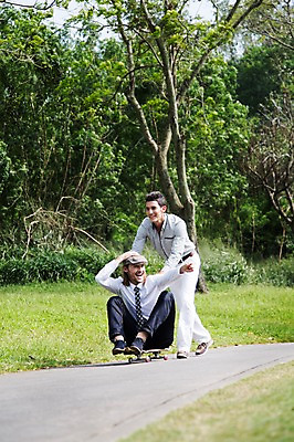 포토 JPG 주간 전신 서양인 외국인 나무 식물 백인 해외기획촬영 모자 응시 남자 길 2013년태국 골프장 태국 서기 웃음 사람 앉기 잔디 20대 성인 야외 두명 앞모습 캐주얼 친구 우정 가리킴 스케이트보드 보드 밀기 승차 성인남자만 청년만 청년남자만 국내포토 자연요소 시선 잡화 옷 아시아 스포츠 뷰포인트 골프 스포츠시설 관계 모션 표정 인종 손짓 청년 보드_스포츠 남자만 성인만 파일형식