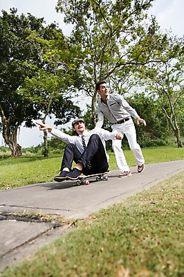 포토 JPG 주간 전신 서양인 외국인 나무 식물 백인 해외기획촬영 모자 응시 남자 길 2013년태국 골프장 태국 서기 사람 앉기 잔디 20대 성인 야외 두명 캐주얼 친구 우정 가리킴 스케이트보드 보드 승차 성인남자만 청년만 청년남자만 국내포토 자연요소 시선 잡화 옷 아시아 스포츠 골프 스포츠시설 관계 모션 인종 손짓 청년 보드_스포츠 남자만 성인만 파일형식