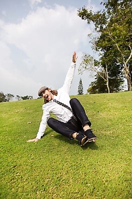 포토 JPG 주간 전신 서양인 외국인 나무 식물 구름 해외기획촬영 모자 남자 2013년태국 골프장 태국 하늘 팔벌리기 한명 웃음 사람 앉기 잔디 20대 성인 야외 앞모습 캐주얼 스케이트보드 보드 승차 청년만 청년남자만 청년남자한명만 성인남자한명만 국내포토 자연요소 1 잡화 옷 아시아 스포츠 뷰포인트 골프 스포츠시설 모션 표정 인종 청년 보드_스포츠 남자만 남자한명만 성인남자만 성인만 파일형식