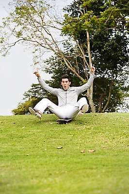 포토 JPG 주간 전신 서양인 외국인 나무 식물 해외기획촬영 남자 2013년태국 골프장 태국 한명 사람 앉기 잔디 20대 성인 야외 앞모습 캐주얼 스케이트보드 보드 승차 청년만 청년남자만 청년남자한명만 성인남자한명만 국내포토 자연요소 1 옷 아시아 스포츠 뷰포인트 골프 스포츠시설 모션 인종 청년 보드_스포츠 남자만 남자한명만 성인남자만 성인만 파일형식