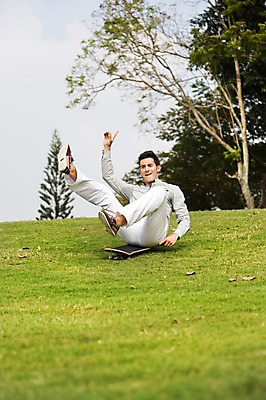 포토 JPG 주간 전신 서양인 외국인 나무 식물 해외기획촬영 남자 2013년태국 골프장 태국 한명 웃음 사람 앉기 잔디 20대 성인 야외 앞모습 캐주얼 스케이트보드 보드 승차 청년만 청년남자만 청년남자한명만 성인남자한명만 국내포토 자연요소 1 옷 아시아 스포츠 뷰포인트 골프 스포츠시설 모션 표정 인종 청년 보드_스포츠 남자만 남자한명만 성인남자만 성인만 파일형식