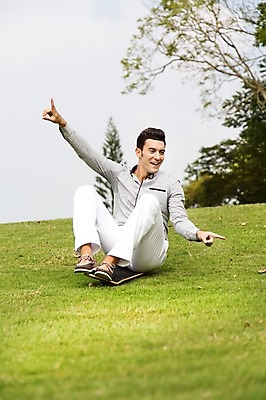 포토 JPG 주간 전신 서양인 외국인 나무 식물 해외기획촬영 남자 2013년태국 골프장 태국 한명 웃음 사람 앉기 잔디 20대 성인 야외 앞모습 캐주얼 가리킴 스케이트보드 보드 승차 청년만 청년남자만 청년남자한명만 성인남자한명만 국내포토 자연요소 1 옷 아시아 스포츠 뷰포인트 골프 스포츠시설 모션 표정 인종 손짓 청년 보드_스포츠 남자만 남자한명만 성인남자만 성인만 파일형식