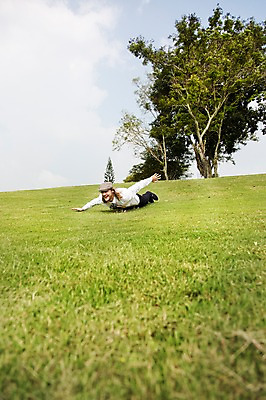 포토 JPG 주간 전신 서양인 외국인 나무 식물 구름 해외기획촬영 모자 남자 엎드리기 2013년태국 골프장 태국 하늘 한명 웃음 사람 앉기 잔디 20대 성인 야외 앞모습 캐주얼 눕기 스케이트보드 보드 승차 청년만 청년남자만 청년남자한명만 성인남자한명만 국내포토 자연요소 1 잡화 옷 아시아 스포츠 뷰포인트 골프 스포츠시설 모션 표정 인종 청년 보드_스포츠 남자만 남자한명만 성인남자만 성인만 파일형식