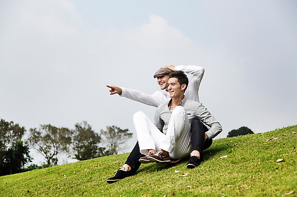 포토 JPG 주간 전신 서양인 외국인 나무 식물 백인 구름 해외기획촬영 모자 응시 남자 2013년태국 골프장 태국 하늘 웃음 사람 앉기 잔디 20대 성인 야외 두명 앞모습 캐주얼 친구 우정 가리킴 스케이트보드 보드 승차 성인남자만 청년만 청년남자만 국내포토 자연요소 시선 잡화 옷 아시아 스포츠 뷰포인트 골프 스포츠시설 관계 모션 표정 인종 손짓 청년 보드_스포츠 남자만 성인만 파일형식