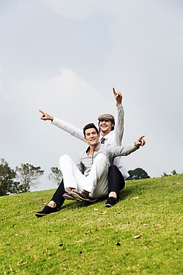 포토 JPG 주간 전신 서양인 외국인 나무 식물 백인 구름 해외기획촬영 모자 남자 2013년태국 골프장 태국 하늘 웃음 사람 앉기 잔디 20대 성인 야외 두명 앞모습 캐주얼 친구 손들기 우정 가리킴 스케이트보드 보드 승차 성인남자만 청년만 청년남자만 국내포토 자연요소 잡화 옷 아시아 스포츠 뷰포인트 골프 스포츠시설 관계 모션 표정 인종 손짓 청년 보드_스포츠 남자만 성인만 파일형식