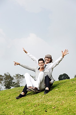 포토 JPG 주간 전신 서양인 외국인 나무 식물 백인 구름 해외기획촬영 모자 남자 2013년태국 골프장 태국 하늘 웃음 사람 앉기 잔디 20대 성인 야외 두명 앞모습 캐주얼 친구 손들기 우정 스케이트보드 보드 승차 성인남자만 청년만 청년남자만 국내포토 자연요소 잡화 옷 아시아 스포츠 뷰포인트 골프 스포츠시설 관계 모션 표정 인종 청년 보드_스포츠 남자만 성인만 파일형식