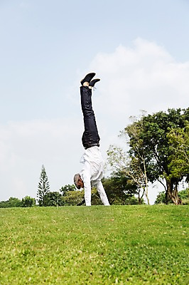 포토 JPG 주간 전신 서양인 외국인 나무 식물 구름 해외기획촬영 모자 남자 2013년태국 포즈 모션 골프장 태국 하늘 한명 사람 잔디 20대 성인 야외 옆모습 캐주얼 물구나무 청년만 청년남자만 청년남자한명만 성인남자한명만 국내포토 자연요소 1 잡화 옷 아시아 뷰포인트 골프 스포츠시설 인종 청년 남자만 남자한명만 성인남자만 성인만 파일형식