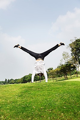 포토 JPG 주간 전신 서양인 외국인 나무 식물 구름 해외기획촬영 남자 2013년태국 포즈 모션 골프장 태국 하늘 한명 사람 잔디 20대 성인 야외 앞모습 캐주얼 물구나무 다리벌리기 청년만 청년남자만 청년남자한명만 성인남자한명만 국내포토 자연요소 1 옷 아시아 뷰포인트 골프 스포츠시설 인종 청년 남자만 남자한명만 성인남자만 성인만 파일형식