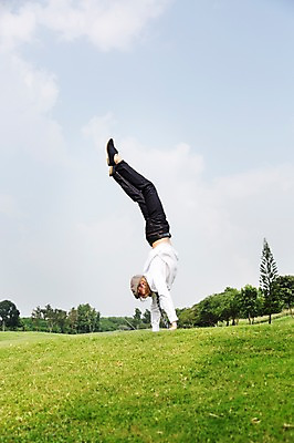 포토 JPG 주간 전신 서양인 외국인 나무 식물 구름 해외기획촬영 모자 남자 2013년태국 포즈 모션 골프장 태국 하늘 한명 사람 잔디 20대 성인 야외 옆모습 캐주얼 물구나무 청년만 청년남자만 청년남자한명만 성인남자한명만 국내포토 자연요소 1 잡화 옷 아시아 뷰포인트 골프 스포츠시설 인종 청년 남자만 남자한명만 성인남자만 성인만 파일형식
