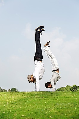 포토 JPG 주간 전신 서양인 외국인 나무 식물 백인 구름 해외기획촬영 모자 남자 2013년태국 포즈 모션 골프장 태국 하늘 사람 잔디 20대 성인 야외 두명 옆모습 캐주얼 친구 우정 물구나무 성인남자만 청년만 청년남자만 국내포토 자연요소 잡화 옷 아시아 뷰포인트 골프 스포츠시설 관계 인종 청년 남자만 성인만 파일형식