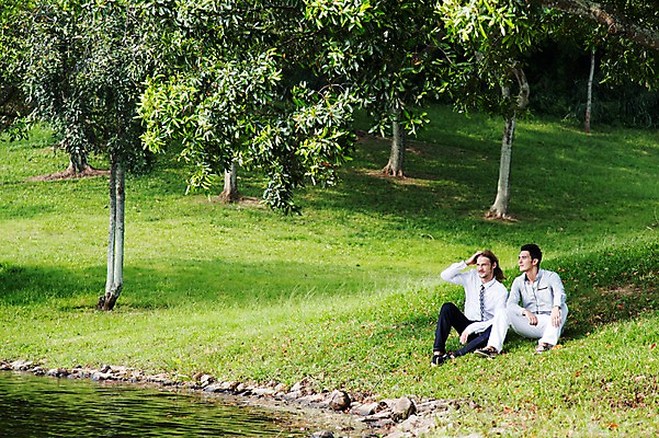 포토 JPG 주간 전신 서양인 외국인 나무 식물 백인 해외기획촬영 응시 남자 2013년태국 골프장 태국 휴식 사람 앉기 잔디 20대 성인 야외 두명 앞모습 캐주얼 친구 우정 연못 그늘 웅덩이 성인남자만 청년만 청년남자만 국내포토 자연요소 시선 옷 아시아 뷰포인트 컨셉 골프 스포츠시설 관계 모션 인종 청년 남자만 성인만 파일형식