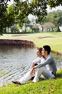 포토 JPG 주간 전신 서양인 외국인 나무 식물 백인 해외기획촬영 응시 남자 2013년태국 골프장 태국 휴식 사람 앉기 잔디 20대 성인 야외 두명 옆모습 캐주얼 친구 우정 연못 웅덩이 성인남자만 청년만 청년남자만 국내포토 자연요소 시선 옷 아시아 뷰포인트 컨셉 골프 스포츠시설 관계 모션 인종 청년 남자만 성인만 파일형식