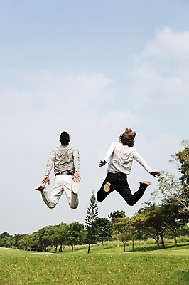 포토 JPG 주간 전신 서양인 외국인 나무 식물 백인 구름 해외기획촬영 남자 2013년태국 포즈 장난 모션 골프장 태국 놀이 하늘 사람 잔디 20대 성인 야외 두명 뒷모습 캐주얼 친구 달리기 점프 우정 자유 성인남자만 청년만 청년남자만 국내포토 자연요소 옷 아시아 뷰포인트 컨셉 골프 스포츠시설 관계 인종 청년 남자만 성인만 파일형식