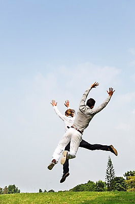 포토 JPG 주간 전신 서양인 외국인 나무 식물 백인 구름 해외기획촬영 남자 2013년태국 포즈 장난 모션 골프장 태국 놀이 하늘 사람 잔디 20대 성인 야외 두명 뒷모습 캐주얼 친구 달리기 손들기 점프 우정 자유 성인남자만 청년만 청년남자만 국내포토 자연요소 옷 아시아 뷰포인트 컨셉 골프 스포츠시설 관계 인종 청년 남자만 성인만 파일형식