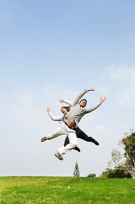 포토 JPG 주간 전신 서양인 외국인 나무 식물 백인 구름 해외기획촬영 남자 2013년태국 포즈 장난 모션 골프장 태국 놀이 하늘 사람 잔디 20대 성인 야외 두명 캐주얼 친구 달리기 손들기 점프 우정 자유 성인남자만 청년만 청년남자만 국내포토 자연요소 옷 아시아 컨셉 골프 스포츠시설 관계 인종 청년 남자만 성인만 파일형식