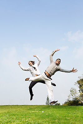 포토 JPG 주간 전신 서양인 외국인 나무 식물 백인 구름 해외기획촬영 남자 2013년태국 포즈 장난 모션 골프장 태국 놀이 하늘 웃음 사람 잔디 20대 성인 야외 두명 캐주얼 친구 달리기 손들기 점프 우정 자유 성인남자만 청년만 청년남자만 국내포토 자연요소 옷 아시아 컨셉 골프 스포츠시설 관계 표정 인종 청년 남자만 성인만 파일형식