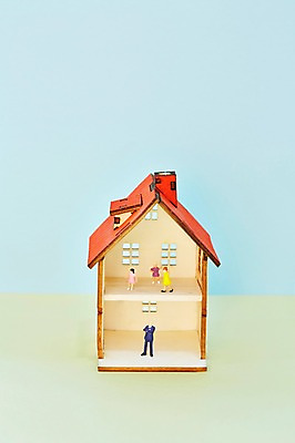 포토 JPG 스튜디오촬영 인형 백그라운드 부동산 주택 실내 사람없음 건물 금융 장난감 미니어처 피규어 오브젝트 이층집 층간소음 국내포토 건축물 내부 경제 모형 재산 소음 파일형식