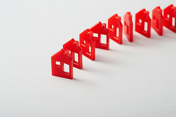 포토 JPG 스튜디오촬영 컬러 배경화면 백그라운드 부동산 주택 실내 사람없음 건물 아웃포커스 빨간색 금융 미니어처 거래 오브젝트 내집마련 부동산매매 도미노 국내포토 건축물 촬영기법 내부 경제 모형 재산 파일형식