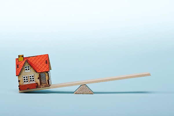 포토 JPG 스튜디오촬영 백그라운드 부동산 주택 실내 저울 사람없음 건물 금융 미니어처 거래 무게 오브젝트 내집마련 부동산매매 국내포토 건축물 내부 경제 모형 재산 파일형식