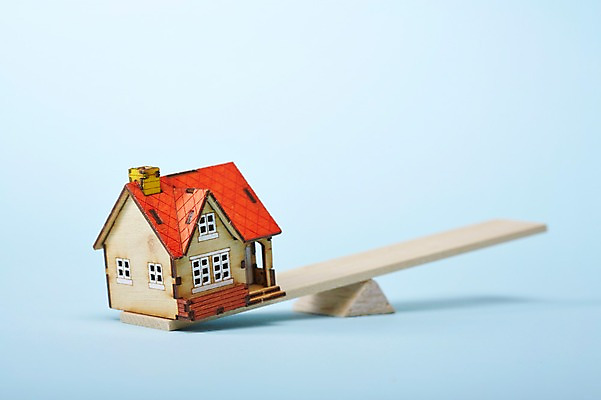 포토 JPG 스튜디오촬영 백그라운드 부동산 주택 실내 저울 사람없음 건물 아웃포커스 금융 미니어처 거래 무게 오브젝트 내집마련 부동산매매 국내포토 건축물 촬영기법 내부 경제 모형 재산 파일형식