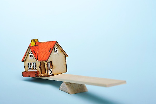 포토 JPG 스튜디오촬영 백그라운드 부동산 주택 실내 저울 사람없음 건물 아웃포커스 금융 미니어처 거래 무게 오브젝트 내집마련 부동산매매 국내포토 건축물 촬영기법 내부 경제 모형 재산 파일형식