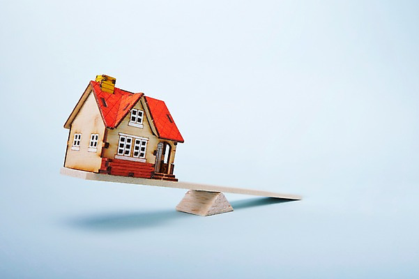 포토 JPG 스튜디오촬영 백그라운드 부동산 주택 실내 저울 사람없음 건물 금융 미니어처 거래 무게 오브젝트 내집마련 부동산매매 국내포토 건축물 내부 경제 모형 재산 파일형식