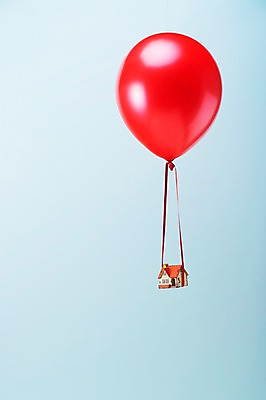 포토 JPG 스튜디오촬영 줄 백그라운드 부동산 주택 실내 매달리기 사람없음 건물 금융 미니어처 거래 오브젝트 내집마련 풍선 부동산매매 국내포토 건축물 모션 내부 경제 모형 재산 파일형식