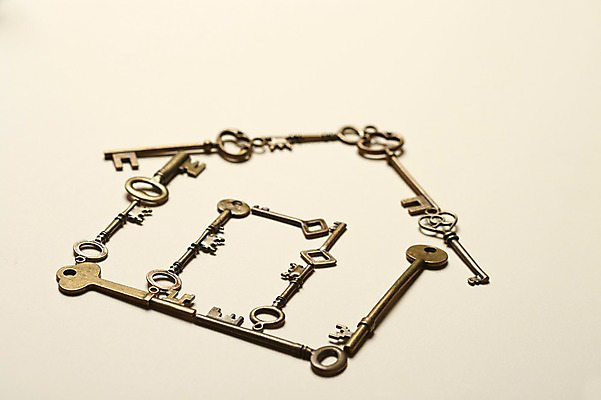 포토 JPG 스튜디오촬영 백그라운드 열쇠 부동산 주택 실내 사람없음 건물 금융 미니어처 거래 오브젝트 내집마련 부동산매매 국내포토 건축물 내부 경제 모형 재산 파일형식