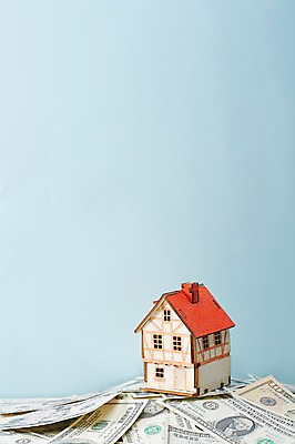 포토 JPG 스튜디오촬영 백그라운드 지폐 돈 부동산 주택 실내 사람없음 건물 금융 경제 쌓기 달러 미니어처 거래 시세 오브젝트 내집마련 부동산매매 부동산가격 국내포토 건축물 모션 내부 모형 재산 파일형식