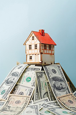 포토 JPG 스튜디오촬영 백그라운드 지폐 돈 부동산 주택 실내 사람없음 건물 아웃포커스 금융 경제 쌓기 달러 미니어처 거래 시세 오브젝트 내집마련 부동산매매 부동산가격 국내포토 건축물 모션 촬영기법 내부 모형 재산 파일형식