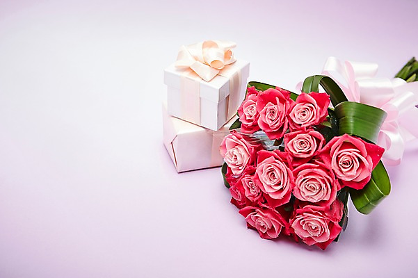 포토 JPG 스튜디오촬영 식물 꽃 리본 컬러 꽃다발 백그라운드 꽃백그라운드 실내 선물 사람없음 아웃포커스 빨간색 선물상자 장미 국내포토 촬영기법 내부 상자 파일형식