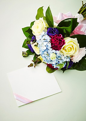 포토 JPG 스튜디오촬영 식물 꽃 종이 꽃다발 백그라운드 꽃백그라운드 실내 사람없음 아웃포커스 컬러풀 편지 국내포토 카드프레임 컬러 프레임 촬영기법 내부 파일형식