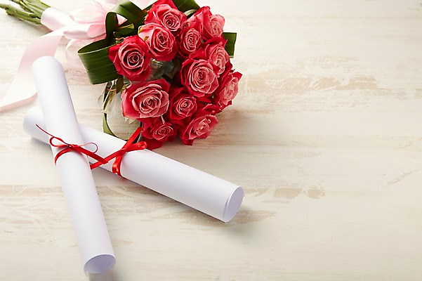 포토 JPG 스튜디오촬영 식물 꽃 리본 컬러 꽃다발 백그라운드 꽃백그라운드 졸업 실내 사람없음 빨간색 장미 졸업장 두루마리 졸업선물 국내포토 교육 선물 내부 파일형식