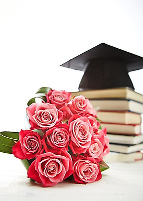 포토 JPG 스튜디오촬영 식물 모자 꽃 컬러 꽃다발 백그라운드 꽃백그라운드 학사모 졸업 실내 근접촬영 사람없음 아웃포커스 책 빨간색 장미 쌓기 졸업선물 국내포토 모자_잡화 잡화 교육 뷰포인트 모션 촬영기법 선물 내부 파일형식