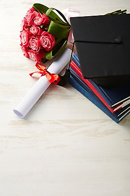 포토 JPG 스튜디오촬영 식물 모자 꽃 리본 컬러 꽃다발 백그라운드 꽃백그라운드 학사모 졸업 실내 사람없음 책 빨간색 장미 쌓기 졸업장 두루마리 졸업선물 국내포토 모자_잡화 잡화 교육 모션 선물 내부 파일형식