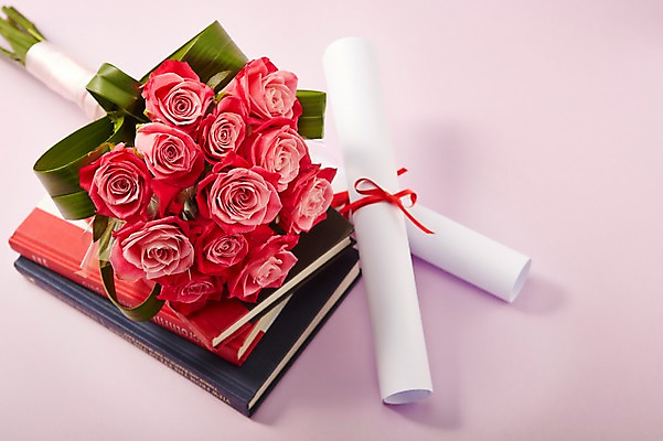 포토 JPG 스튜디오촬영 식물 꽃 리본 컬러 꽃다발 백그라운드 꽃백그라운드 실내 사람없음 아웃포커스 책 빨간색 장미 쌓기 졸업장 두루마리 졸업선물 국내포토 졸업 모션 촬영기법 선물 내부 파일형식